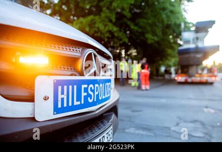 Bad Zwischenahn, Deutschland. Juni 2021. Die Aufschrift „Hilfspolizei“ befindet sich auf einem Fahrzeug, das den Schwertransport eines ersten Abschnitts des Fahrgastschiffs „MS Oldenburg“ begleitet und der Länge nach aufgesägt wurde. Nach zwei Stunden ist die erste Hälfte des ehemaligen Ausflugsdampfers in der Nacht mit einem Tieflader in Oldenburg angekommen. Quelle: Hauke-Christian Dittrich/dpa/Alamy Live News Stockfoto