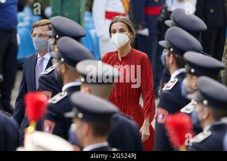 Madrid, Spanien. Juni 2021. Königin Letizia von Spanien (r) mit dem Bürgermeister von Madrid, Jose Luis Martinez-Almeida, während der Aktion anlässlich des Festes von „San Juan Bautista“, Patron der Stadtpolizei von Madrid. 24. Juni 2021. Foto von Acero/AlterPhotos/ABACAPRESS.COM Credit: Abaca Press/Alamy Live News Stockfoto
