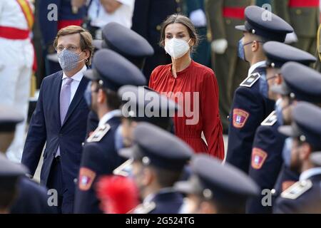 Madrid, Spanien. Juni 2021. Königin Letizia von Spanien (r) mit dem Bürgermeister von Madrid, Jose Luis Martinez-Almeida, während der Aktion anlässlich des Festes von „San Juan Bautista“, Patron der Stadtpolizei von Madrid. 24. Juni 2021. Foto von Acero/AlterPhotos/ABACAPRESS.COM Credit: Abaca Press/Alamy Live News Stockfoto