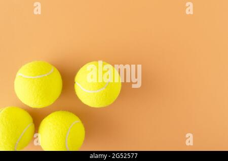 Tennisbälle spontan in einer Ecke mit einem großen Kopierraum angeordnet. Sportwettbewerb im Tenniskonzept Stockfoto