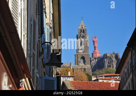 FRANKREICH. HAUTE-LOIRE (43). REGION AUVERGNE. LE PUY-EN-VELAY. DIE STATUE UNSERER LIEBEN FRAU VON FRANKREICH WURDE AM 12. SEPTEMBER 1860 AUF DER SPITZE EINGEWEIHT Stockfoto