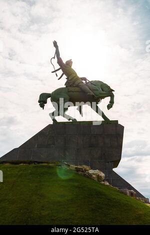 Ufa, Russland - 15. juni 2021: Salawat Julajew-Denkmal in Ufa - die größte Reiterstatue Europas. Stockfoto