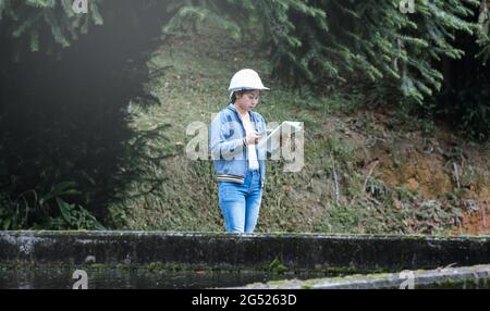 Die Ökologin im Bereich Sicherheit hat in der Kläranlage gearbeitet und die Wasserqualität kontrolliert. Umweltingenieure arbeiten bei der Wasseraufbereitung Stockfoto