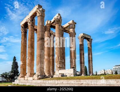 Blick auf den Tempel des olympischen Zeus, auch bekannt als Olympieion oder die Säulen des olympischen Zeus, einem ehemaligen kolossalen Tempel im Zentrum von Athen, Griechenland. Stockfoto