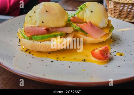 Eier Benedikt auf getoasteten Muffins mit Schinken, pochiertem Ei und Hollandaise . Stockfoto