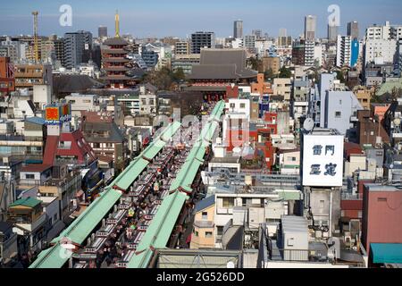 Blick vom Asakusa Besucherzentrum der Besucher im Nakamise-dori des Sensoji-Tempels am 3. Tag der Neujahrsfeiertage in Japan, Asakusa, Tokio, Japan. Stockfoto