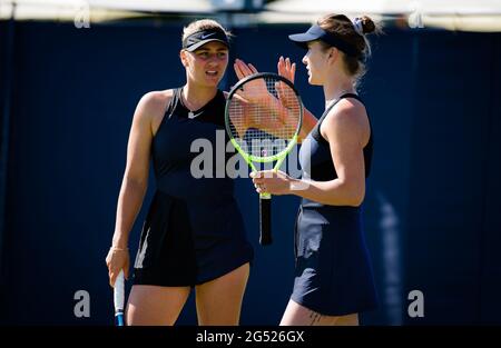 Eastbourne, Großbritannien. Juni 2021. Elina Svitolina und Marta Kostyuk aus der Ukraine spielen Doppel beim Viking International WTA 500 Tennisturnier 2021 am 23. Juni 2021 im Devonshire Park Tennis in Eastbourne, England - Foto Rob Prange/Spanien DPPI/DPPI/LiveMedia Kredit: Unabhängige Fotoagentur/Alamy Live News Stockfoto