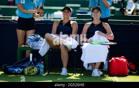 Eastbourne, Großbritannien. Juni 2021. Elina Svitolina und Marta Kostyuk aus der Ukraine spielen Doppel beim Viking International WTA 500 Tennisturnier 2021 am 23. Juni 2021 im Devonshire Park Tennis in Eastbourne, England - Foto Rob Prange/Spanien DPPI/DPPI/LiveMedia Kredit: Unabhängige Fotoagentur/Alamy Live News Stockfoto