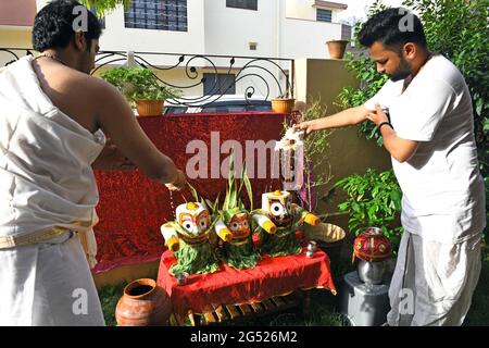 Beawar, Rajasthan, Indien, 24. Juni 2021: Hinduistische Anhänger gießen Wasser auf Idole von Lord Jagannath, Balbhadra und Subhadra während des heiligen Festes Snan Yatra oder einer Badezeremonie auf Jyeshtha Purnima (Vollmondtag) an einem Tempel in Beawar. Lord Jagannath rath yatra findet am 12. Juli statt. Rath Yatra- oder Wagenfest, das jedes Jahr seit 143 Jahren veranstaltet wird, aber letztes Jahr war Yatra aufgrund der Covid-19-Beschränkung nicht erlaubt. Auch in diesem Jahr wurden strenge Sicherheitsregeln bekannt gegeben. Jedes Jahr nehmen Hunderte von Anhängern Teil und suchen Segen. Kredit: Sumit-Samarwat/Alamy Live Nachrichten Stockfoto