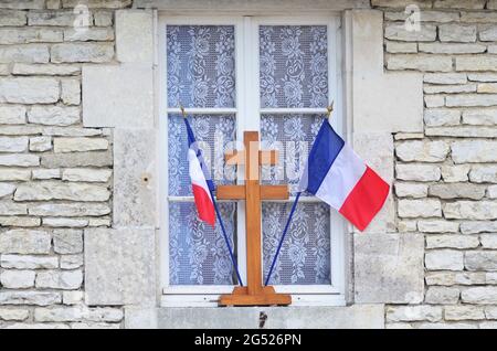 FRANKREICH. HAUTE-MARNE (52). COLOMBEY-LES-DEUX-EGLISES. FRANCH FAHNEN UND KREUZ VON LOTHRINGEN AN EINEM FENSTER EINES HAUSES DES DORFES WÄHREND EINER GEDENKFEIER F Stockfoto