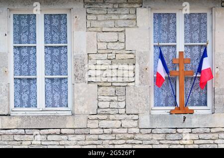 FRANKREICH. HAUTE-MARNE (52). COLOMBEY-LES-DEUX-EGLISES. FRANCH FAHNEN UND KREUZ VON LOTHRINGEN AN EINEM FENSTER EINES HAUSES DES DORFES WÄHREND EINER GEDENKFEIER F Stockfoto