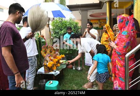 Beawar, Indien. Juni 2021. Beawar, Rajasthan, Indien, 24. Juni 2021: Hinduistische Anhänger bieten Lord Jagannath, seinem Bruder Balbhadra und seiner Schwester Subhadra während des heiligen Festes Snan Yatra oder einer Badezeremonie auf Jyeshtha Purnima (Vollmondtag) an einem Tempel in Beawar Anbetung an. Kredit: Sumit-Samarwat/Alamy Live Nachrichten Stockfoto