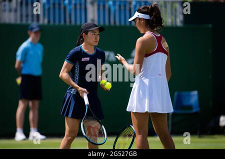 Eastbourne, Großbritannien. Juni 2021. Shuko Aoyama und Ena Shibahara aus Japan spielen Doppel beim Viking International WTA 500 Tennisturnier 2021 am 24. Juni 2021 im Devonshire Park Tennis in Eastbourne, England - Foto Rob Prange/Spanien DPPI/DPPI/LiveMedia Kredit: Unabhängige Fotoagentur/Alamy Live News Stockfoto