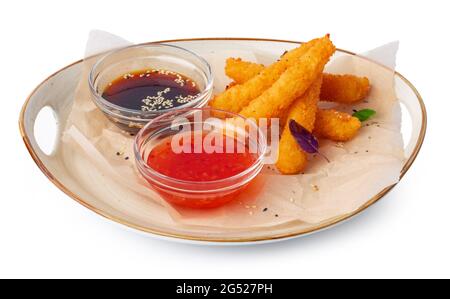 Frittierte Garnelen mit Sauce auf einem Teller, isoliert auf Weiß Stockfoto