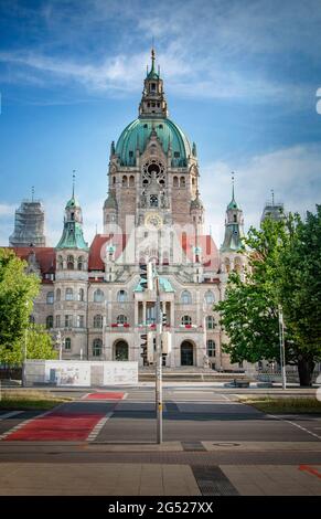 HANNOVER, DEUTSCHLAND. 19. JUNI 2021 Neues Rathaus Vorderansicht Stockfoto