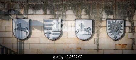 HANNOVER, DEUTSCHLAND. 19. JUNI 2021. Vier Wappen auf der Brücke. Stockfoto