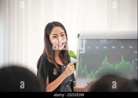 Geschäftsfrau spricht Mikrofon präsentieren Geschäftsplan im Tagungsraum Stockfoto