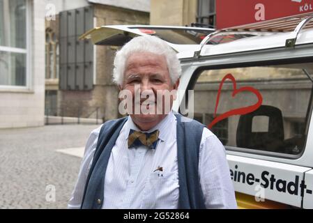 Köln, Deutschland. Juni 2021. Schauspieler Peter Millowitsch tauft VW Oldtimer Billis T3 mit den Namen 'Pitter' und 'Mariele'. Mit diesem Bus lieben Sie Ihre Stadt - Touren durch Köln können gebucht werden. Quelle: Horst Galuschka/dpa/Alamy Live News Stockfoto