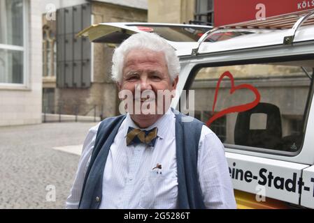 Köln, Deutschland. Juni 2021. Schauspieler Peter Millowitsch tauft VW Oldtimer Billis T3 mit den Namen 'Pitter' und 'Mariele'. Mit diesem Bus lieben Sie Ihre Stadt - Touren durch Köln können gebucht werden. Quelle: Horst Galuschka/dpa/Alamy Live News Stockfoto