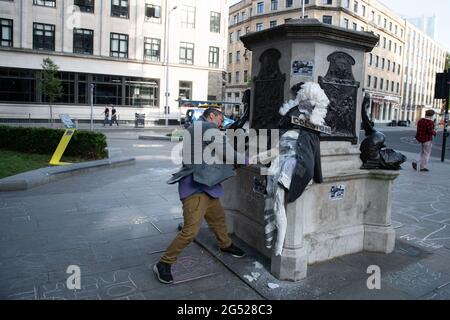 Bristol, Großbritannien. Juni 2021. Junge Bristolier beschlossen, den 1. Jahrestag des Abstürzens der Edward Colston Statue zu feiern Stockfoto