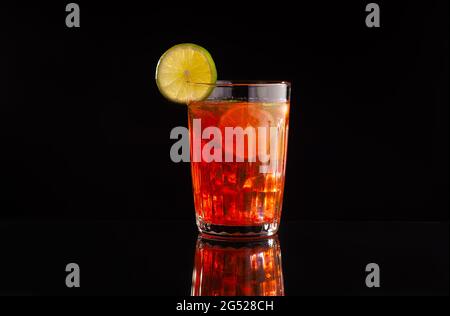 Köstlicher Cocktail Erdbeer Mojito mit Zitrone auf schwarzem Hintergrund Stockfoto