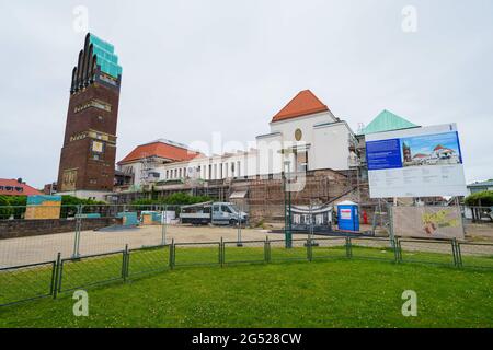 Darmstadt, Deutschland. Juni 2021. Vor dem Ausstellungsgebäude der Mathildenhöhe steht ein Bauzaun. Das Jugendstil-Ensemble wird derzeit umfassend renoviert. Im Juli wird das Welterbekomitee den Antrag der Künstlerkolonie Mathildenhöhe auf Aufnahme in die UNESCO-Liste erörtern. Quelle: Andreas Arnold/dpa/Alamy Live News Stockfoto