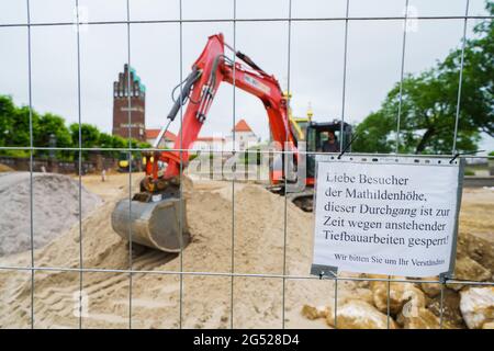 Darmstadt, Deutschland. Juni 2021. Am Eingang zum Ausstellungsgebäude Mathildenhöhe steht ein Bauzaun. Das Jugendstil-Ensemble wird derzeit umfassend renoviert. Im Juli wird das Welterbekomitee den Antrag der Künstlerkolonie Mathildenhöhe auf Aufnahme in die UNESCO-Liste erörtern. Quelle: Andreas Arnold/dpa/Alamy Live News Stockfoto