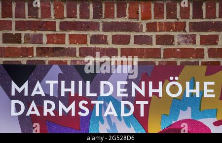 Darmstadt, Deutschland. Juni 2021. Die Worte „Mathildenhöhe Darmstadt“ erscheinen auf einem künstlerisch gestalteten Plakat. Im Juli diskutiert das Welterbekomitee die Anwendung der Künstlerkolonie Mathildenhöhe auf die UNESCO-Liste. Quelle: Andreas Arnold/dpa/Alamy Live News Stockfoto