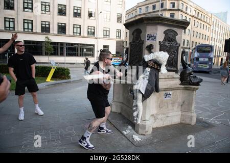 Bristol, Großbritannien. Juni 2021. Junge Bristolier beschlossen, den 1. Jahrestag des Abstürzens der Edward Colston Statue zu feiern Stockfoto