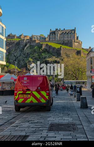 Post Van auf einer belebten Straße mit Blick auf das Edinburgh Castle im Hintergrund. Stockfoto