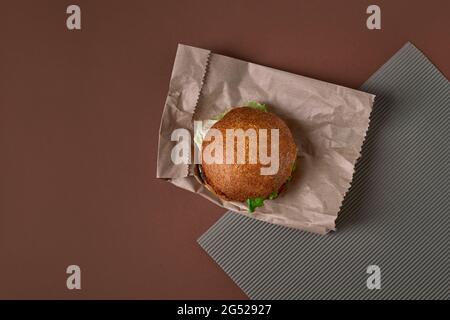 Veganer Ceviche Burger mit Gemüse auf der Papiertüte Stockfoto