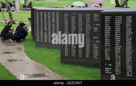 Am 23. Juni 2021 beten die Gläubigen vor dem Denkmal „Eckstein des Friedens“ der Schlacht von Okinawa im Peace Memorial Park in Itoman, Präfektur Okinawa, Japan, für die Opfer. Quelle: AFLO/Alamy Live News Stockfoto