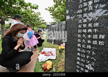 Am 23. Juni 2021 beten die Gläubigen vor dem Denkmal „Eckstein des Friedens“ der Schlacht von Okinawa im Peace Memorial Park in Itoman, Präfektur Okinawa, Japan, für die Opfer. Quelle: AFLO/Alamy Live News Stockfoto