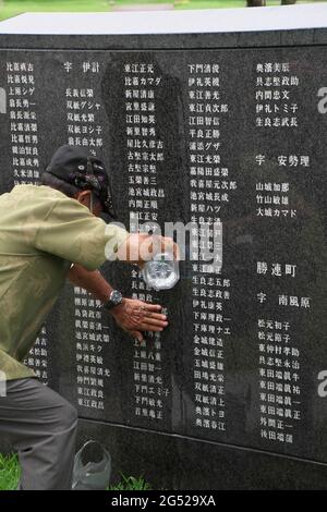 Am 23. Juni 2021 beten die Gläubigen vor dem Denkmal „Eckstein des Friedens“ der Schlacht von Okinawa im Peace Memorial Park in Itoman, Präfektur Okinawa, Japan, für die Opfer. Quelle: AFLO/Alamy Live News Stockfoto