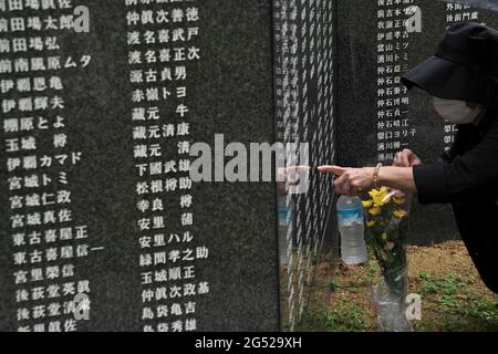 Am 23. Juni 2021 beten die Gläubigen vor dem Denkmal „Eckstein des Friedens“ der Schlacht von Okinawa im Peace Memorial Park in Itoman, Präfektur Okinawa, Japan, für die Opfer. Quelle: AFLO/Alamy Live News Stockfoto