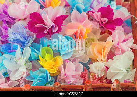 Set Band zu einer Blume gefaltet. Münzen von Hand einwickeln. Ich arbeitete für die Heilige (Ordination, Immatrikulation, Initiation) in Thailand, auf Korb Stockfoto