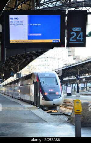 ILE-DE-FRANCE. PARIS (9.). OSTBAHNHOF (GARE DE L'EST). DER ZUG HIELT AN UND DER BAHNSTEIG WAR AUFGRUND VON EINENGUNG LEER. Stockfoto