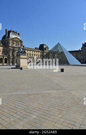 ILE DE FRANCE. PARIS (1.). BLICK AUF EIN LEERES PARIS AUFGRUND DER GEFANGENSCHAFT UNTER VIRUS COVID 19. HIER DER LOUVRE UND DIE PYRAMIDE. Stockfoto