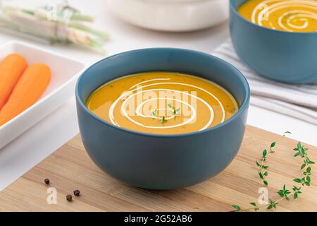 Cremige Karottensuppe Stockfoto