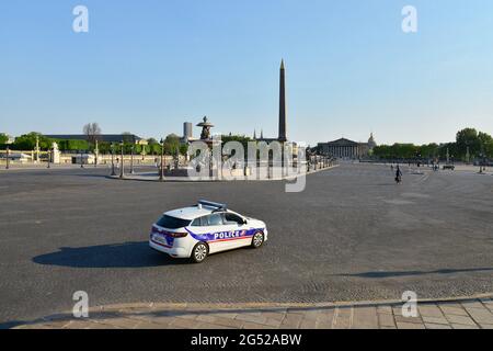 FRANKREICH. PARIS (8.). EINSAMES POLIZEIAUTO AUF EINEM LEEREN PLATZ DE LA CONCORDE WÄHREND DER HAFT IM APRIL 2020. Stockfoto