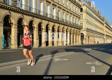 FRANKREICH. PARIS (1.). FRAU JOGGT IN EINER RUE DE RIVOLI OHNE AUTOS WÄHREND DER HAFT IM APRIL 2020. Stockfoto