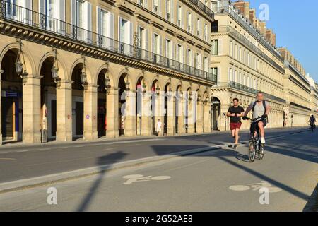 FRANKREICH. PARIS (1.). DIE RUE DE RIVOLI OHNE AUTOS, ABER MIT FAHRRÄDERN UND JOGGERN WÄHREND DER HAFT IM APRIL 2020. Stockfoto