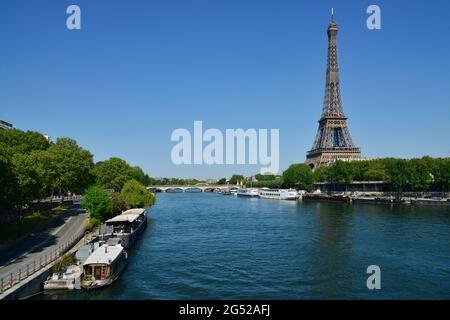 FRANKREICH. PARIS (16E). BLICK AUF DIE SEINE, DIE PENICHES, DIE ENTLANG DER KAIS UND DEM EIFFELTURM VOR ANKER LIEGEN. Stockfoto