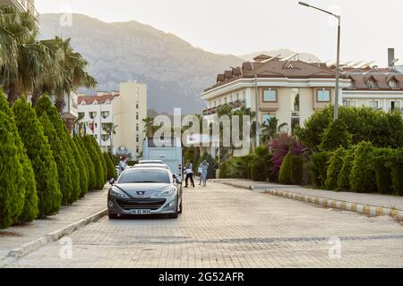 Kemer, Türkei - Mai 25: Türkische Landschaft: Berge, Hotel, Autos auf der Straße bei Sonnenuntergang. Wunderschöne immergrüne Natur. Hochwertige Fotos Stockfoto