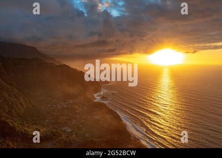 Arco de Sao Jorge und Ponta Delgada, beleuchtet vom Sonnenuntergang, der sich im Ozean, Madeira Island, Portugal widerspiegelt Stockfoto