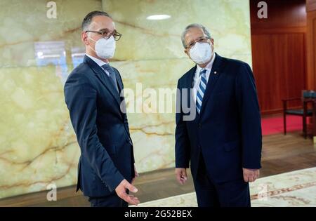 Berlin, Deutschland. Juni 2021. Außenminister Heiko Maas (SPD - l) empfängt seinen tunesischen Amtskollegen Othman Jerandi zu politischen Gesprächen. Quelle: Kay Nietfeld/dpa-Pool/dpa/Alamy Live News Stockfoto