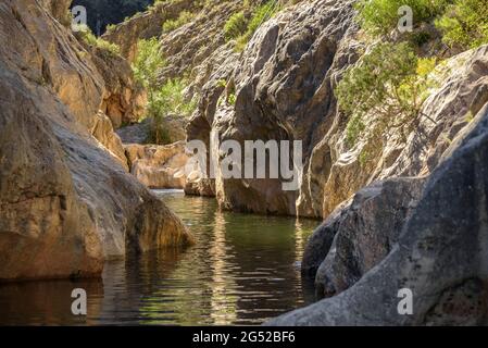 Umgebung der Wallfahrtskirche Fontcalda und des Flusses Canaletes (Terra Alta, Katalonien, Spanien) ESP: Alrededores del Santuario de Fontcalda (Tarragona) Stockfoto