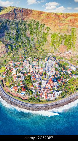 Luftaufnahme der malerischen Küstenstadt Jardim do Mar zu Füßen des majestätischen Berges, Insel Madeira, Portugal Stockfoto