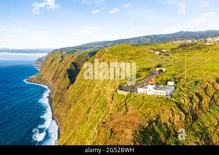 Leuchtturm Ponta do Pargo auf steilen Klippen mit Blick auf den Ozean, Calheta, Madeira, Portugal Stockfoto