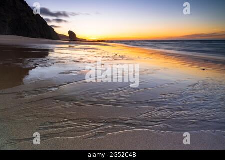 Cofete Beach bei Sonnenuntergang mit Roque Del Moro Felsformation im Hintergrund, Jandia, Fuerteventura, Kanarische Inseln, Spanien Stockfoto